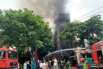 Cháy cơ sở sửa chữa lốp ô tô, 2 nhà liền kề bị thiêu rụi