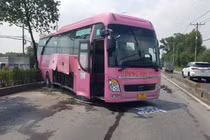 Xe khách bất ngờ nổ lốp, tông ôtô 4 chỗ rồi lao qua dải phân cách
