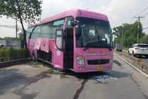 Xe khách bất ngờ nổ lốp, tông ôtô 4 chỗ rồi lao qua dải phân cách