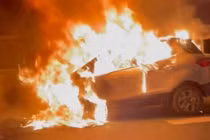 Ô tô bất ngờ bốc cháy trên đường vành đai 3 ở Hà Nội