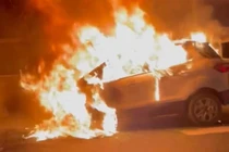 Ô tô bất ngờ bốc cháy trên đường vành đai 3 ở Hà Nội