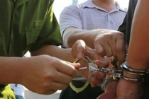 Bắt 2 nam sinh quấy rối tình dục bạn nữ cùng trường rồi phát tán clip