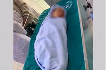 Vụ bé trơ sinh bị bỏ rơi bên đường: Tờ giấy tại hiện trường viết gì?