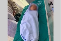 Vụ bé trơ sinh bị bỏ rơi bên đường: Tờ giấy tại hiện trường viết gì?