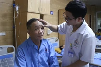 Mắt lồi bất thường quý ông 60 tuổi phát hiện u hốc mắt biến chứng