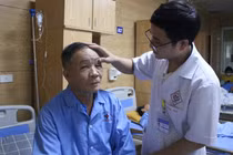 Mắt lồi bất thường quý ông 60 tuổi phát hiện u hốc mắt biến chứng