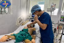 Ăn miếng dồi lợn người đàn ông bị cắt bỏ 2 chân và các ngón tay