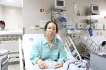 Cắt kén khí phổi khổng lồ cứu người bệnh thường xuyên đau tức ngực, khó thở