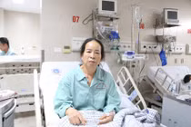 Cắt kén khí phổi khổng lồ cứu người bệnh thường xuyên đau tức ngực, khó thở