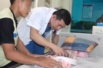 Nghẹt thở đặt máy tạo nhịp cứu bé 40 ngày tuổi mắc tim bẩm sinh nặng