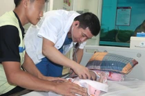 Nghẹt thở đặt máy tạo nhịp cứu bé 40 ngày tuổi mắc tim bẩm sinh nặng