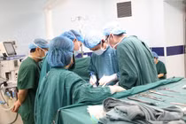 Bé 2 tuổi phải mổ trật khớp háng bẩm sinh bởi gia đình không biết