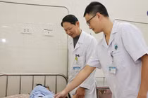 Đau thắt lưng, bé 8 tuổi phải phẫu thuật bệnh bẩm sinh hiếm gặp