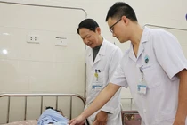 Đau thắt lưng, bé 8 tuổi phải phẫu thuật bệnh bẩm sinh hiếm gặp