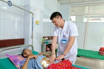 Không có vết thương hở nhưng bệnh nhân bị gỗ đâm vỡ D2 tá tràng