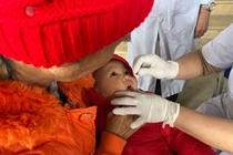 Xã Nghĩa Phương: Ông bà cho trẻ đi uống vitamin A vì sự mạnh khỏe