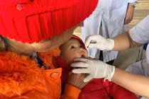 Xã Nghĩa Phương: Ông bà cho trẻ đi uống vitamin A vì sự mạnh khỏe