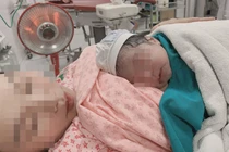 Cấp cứu sản phụ đẻ rơi con gần 4kg trên taxi