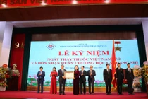 Bệnh viện Trung ương Thái Nguyên đón nhận Huân chương Độc lập Hạng Nhì