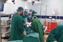 Tháo xoắn "cứu" tinh hoàn tím đen cho trẻ 15 tuổi