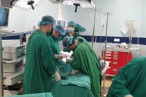 Tháo xoắn "cứu" tinh hoàn tím đen cho trẻ 15 tuổi