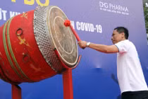 2000 nhân viên y tế đi bộ kêu gọi cùng ngành vượt khó