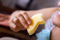 Ăn dứa giúp cô bé thơm tho, khỏe mạnh