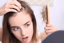 Dấu hiệu rụng tóc cảnh báo tuyến giáp có vấn đề