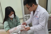 Bất cẩn cô gái 17 tuổi bị máy xay cắt 7 vết thương sâu tận gân 