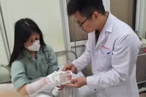 Bất cẩn cô gái 17 tuổi bị máy xay cắt 7 vết thương sâu tận gân 