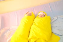 Hy hữu: Mẹ ung thư vú tái phát, vô sinh 13 năm sinh song thai