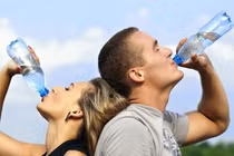 Bác sĩ chỉ rõ uống nước nửa ngày không buồn tiểu là tốt hay xấu?