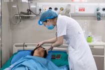 Bị bội nhiễm nghiêm trọng vì bị tự bôi dầu trị zona