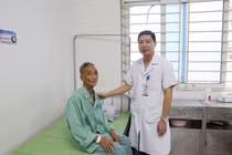 Bị khàn tiếng kéo dài, cụ ông bất ngờ phát hiện ung thư thanh quản