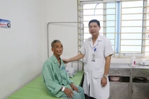 Bị khàn tiếng kéo dài, cụ ông bất ngờ phát hiện ung thư thanh quản