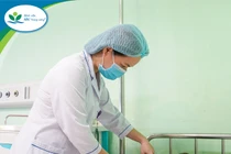 Chơi cầu thang trẻ ngã chấn thương thận độ IV