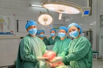 Hy hữu: Cắt khối u tinh hoàn khổng lồ nặng hơn 4kg