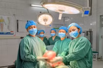 Hy hữu: Cắt khối u tinh hoàn khổng lồ nặng hơn 4kg