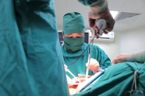 Phẫu thuật lấy khối u phổi “khủng” nặng 3kg