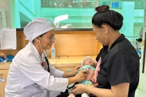 Thay máu toàn phần cứu trẻ 2 ngày tuổi bất đồng nhóm máu mẹ con