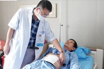 Tiểu ra máu, người đàn ông phải cắt cả thận, niệu quản và bàng quang