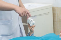 Một ngày cứu 2 ca tai nạn nghiêm trọng do máy thái chuối