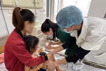 Trẻ 4 tuổi bị chó Pit Bul dại tấn công, hàng chục vết khâu ở mặt