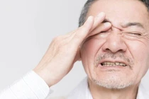 Uống cồn pha nước người đàn ông nôn ra máu và mất thị lực