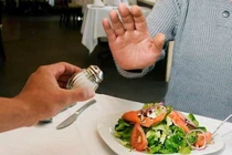 Ăn bao nhiêu muối để giảm bệnh tim, đột quỵ và tử vong sớm?