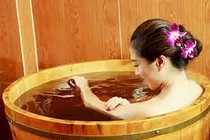 Tắm ngâm bằng thảo dược hiệu quả bất ngờ 
