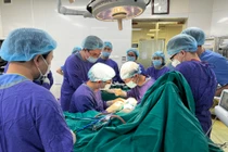 Trẻ 21 tháng đứt rời tay phải vì máy dập nắp cốc tại quán gia đình