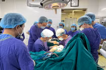 Trẻ 21 tháng đứt rời tay phải vì máy dập nắp cốc tại quán gia đình