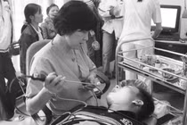 PGS.TS. Nguyễn Thị Ngọc Dinh thăm khám cho bệnh nhân