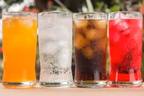 Bác sĩ chỉ rõ bệnh dễ mắc khi uống nước ngọt đóng chai